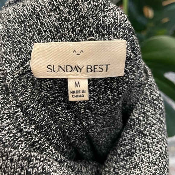 Aritzia Sunday Best Cropped Turtleneck Sweater- size M - Picture 3 of 3